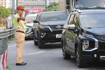 Lực lượng cảnh sát giao thông điều tiết giao thông tại các cửa ngõ thành phố.