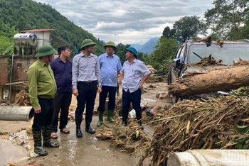 Chủ tịch Ủy ban nhân dân tỉnh Lào Cai Trịnh Xuân Trường kiểm tra hiện trường vụ lũ ống ở xã Liên Minh, thị xã Sa Pa. (Ảnh: QUỐC HỒNG)