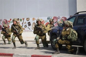Binh sĩ Israel triển khai tại Sderot, ngày 7/10. (Ảnh: AFP/TTXVN)
