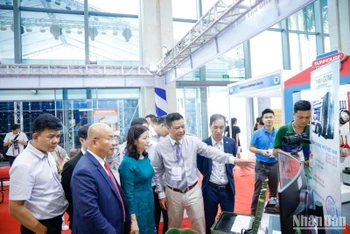 Lãnh đạo thành phố Hà Nội và các đại biểu tham quan các gian hàng tại Hội chợ.