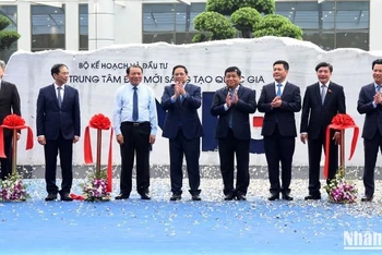 Thủ tướng Phạm Minh Chính và các đại biểu cắt băng khánh thành Trung tâm Đổi mới sáng tạo quốc gia.