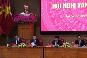 Trưởng Ban Tuyên giáo Trung ương Nguyễn Trọng Nghĩa và lãnh đạo tỉnh Hà Giang chủ trì hội nghị.