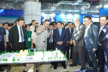 Thủ tướng Phạm Minh Chính thăm gian trưng bày của Saigontel tại Triển lãm quốc tế Đổi mới sáng tạo Việt Nam 2023; nghe giới thiệu về mô hình tăng trưởng xanh. 