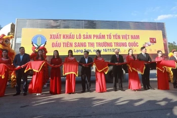 Chiều 16/11, tại Lạng Sơn diễn ra lễ Công bố xuất khẩu lô sản phẩm tổ yến đầu tiên của Việt Nam sang thị trường Trung Quốc.