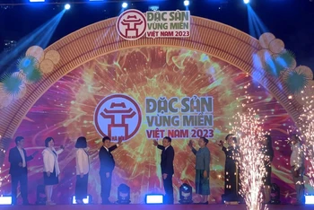 Các đại biểu ấn nút khai mạc Hội chợ Đặc sản Vùng miền Việt Nam 2023. (Ảnh: THANH TRÀ)