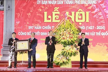Bí thư Tỉnh ủy Bắc Giang Dương Văn Thái trao chứng nhận Lễ hội Xương Giang là Di sản văn hóa phi vật thể quốc gia cho cán bộ và nhân dân thành phố Bắc Giang. 
