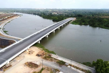 Cầu Vàm Cái Sứt hoàn thành nhưng chưa có đường kết nối với cao tốc Thành phố Hồ Chí Minh-Long Thành-Dầu Giây. 