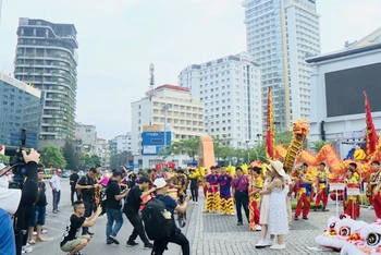Các lễ hội trong ngày đầu tiên của kỳ nghỉ lễ diễn ra tại thành phố Hạ Long thu hút đông đảo du khách tham quan, trải nghiệm.