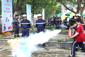 Học sinh, sinh viên tham gia trải nghiệm nhiều hoạt động tại Trung tâm giáo dục cộng đồng về phòng cháy, chữa cháy và cứu nạn, cứu hộ.