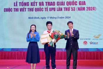 Ban Tổ chức trao giải Nhất cho em Nguyễn Đỗ Quang Minh (lớp 9/1 Trường trung học cơ sở-trung học phổ thông Nguyễn Khuyến, quận Cẩm Lệ, thành phố Đà Nẵng).