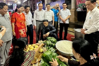 Trình diễn nghề làm bánh chưng của thôn Tranh Khúc, huyện Thanh Trì.
