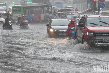 Mưa lớn gây ra ngập sâu nhiều tuyến phố Hà Nội sáng 5/6. Ảnh: THÀNH ĐẠT