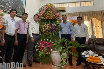 Đồng chí Trần Phú Hùng, Phó Chủ tịch Hội đồng nhân dân tỉnh và các đồng chí trong đoàn đã tặng lẵng hoa tươi thắm chúc mừng Văn phòng đại diện Báo Nhân Dân tại Đắk Lắk nhân dịp kỷ niệm 99 năm Ngày Báo chí cách mạng Việt Nam.