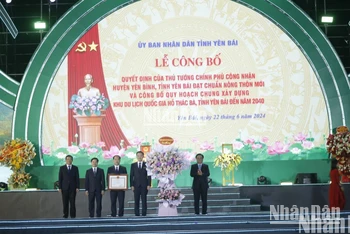 Bộ trưởng Lê Minh Hoan trao bằng công nhận huyện Yên Bình đạt chuẩn nông thôn mới. (Ảnh: THANH SƠN)