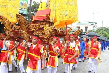 Lễ rước kiệu nghênh thần trong lễ hội đình Trà Cổ.