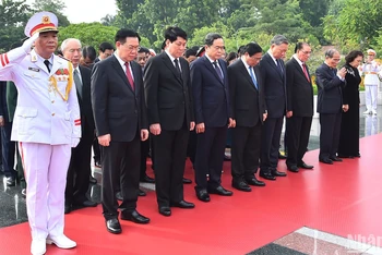 Các đồng chí lãnh đạo, nguyên lãnh đạo Đảng, Nhà nước thành kính tưởng niệm các Anh hùng liệt sĩ.