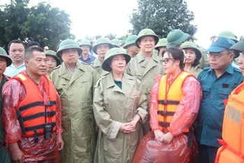 Lãnh đạo thành phố Hà Nội động viên lực lượng làm nhiệm vụ tại xã Cấn Hữu, huyện Quốc Oai.