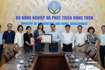 Thứ trưởng Nguyễn Quốc Trị, đại diện Bộ Nông nghiệp và Phát triển nông thôn trao Kỷ niệm chương “Vì sự nghiệp Nông nghiệp và Phát triển nông thôn” cho bà Anette Haller, Giám đốc Ngân hàng Phát triển Đức tại Việt Nam.