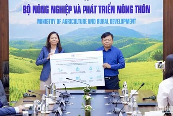 Bà Pauline Tamesis - Điều phối viên thường trú Liên hợp quốc tại Việt Nam - đại diện trao hỗ trợ tới Bộ Nông nghiệp và Phát triển nông thôn.