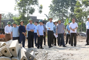 Lãnh đạo tỉnh Tuyên Quang, lãnh đạo các Sở, ngành kiểm tra tiến độ xây dựng khu tái định cư tại xã Tân Thành, huyện Hàm Yên. 