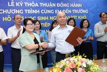 Lễ ký thỏa thuận chương trình hợp tác cùng em đến trường hỗ trợ học sinh nghèo vượt khó giai đoạn 2025-2028.