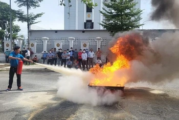 Hướng dẫn các kỹ năng phòng cháy, chữa cháy là hết sức cần thiết bảo đảm an toàn cho người dân. 