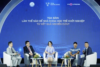 Các nhà khoa học tham luận tại hội nghị.