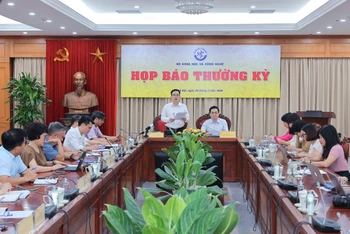 Các đại biểu tại cuộc họp báo.