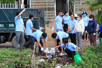 Lực lượng đoàn viên, thanh niên ra quân thu gom rác thải nhựa tại thị xã Long Mỹ, tỉnh Hậu Giang.