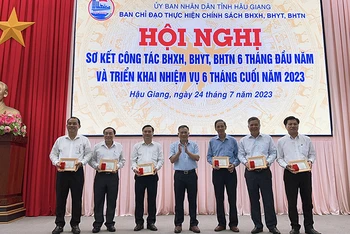 Trao Kỷ niệm chương của Bảo hiểm xã hội Việt Nam cho các cá nhân.