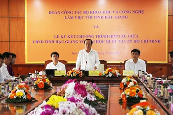 Đồng chí Huỳnh Thành Đạt, Bộ trưởng Khoa học và Công nghệ, phát biểu tại buổi làm việc