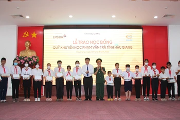 Đại tướng Phạm Văn Trà trao tặng học bổng và quà cho các em học sinh