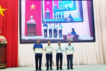 Chủ tịch UBND tỉnh Hậu Giang tặng Bằng khen và tiền thưởng cho 3 tập thể đạt hạng Nhất, Nhì, Ba trong phong trào thi đua.