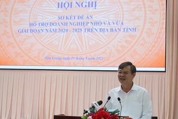 Phó Chủ tịch Thường trực Ủy ban nhân dân tỉnh Hậu Giang Trương Cảnh Tuyên phát biểu tại hội nghị.