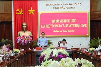 Đồng chí Đỗ Văn Phới, Phó Trưởng ban Ban Dân vận Trung ương, phát biểu tại buổi làm việc tại tỉnh Hậu Giang.