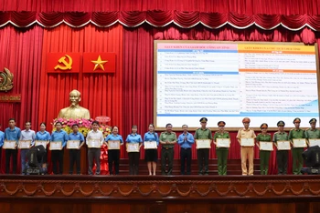Lãnh đạo Công an tỉnh và Liên đoàn Lao động tỉnh tặng giấy khen cho các các cá nhân.