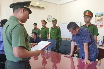Cơ quan An ninh điều tra Công an tỉnh Hậu Giang tống đạt quyết định khởi tố và lệnh bắt tạm giam Lê Gia Phước.