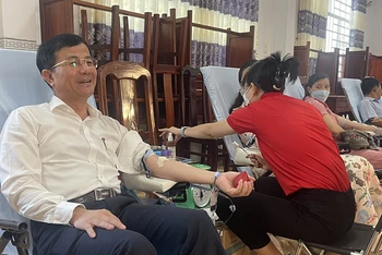 Đồng chí Trần Văn Huyến, Phó Bí thư Thường trực Tỉnh ủy, Chủ tịch Hội đồng nhân dân tỉnh Hậu Giang tham gia hiến máu tình nguyện sau lễ phát động.