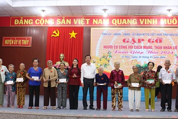 Tặng quà Tết cho gia đình chính sách ở huyện Vị Thủy, tỉnh Hậu Giang.