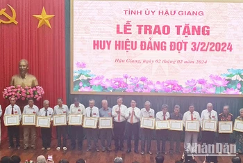 Trao Huy hiệu Đảng tặng các đồng chí cao niên tuổi Đảng.