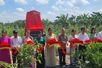 Nghi thức cắt băng khánh thành Bia kỷ niệm Nhà in Giải phóng