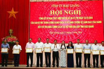 Tỉnh ủy Hậu Giang tặng bằng khen cho các tập thể có nhiều đóng góp tích cực trong thực hiện Chỉ thị số 40. 