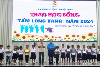 Tặng học bổng cho các cháu ở thành phố Vị Thanh.