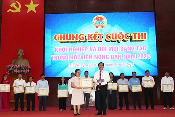 Ông Võ Văn Trung, Chủ tịch Hội nông dân tỉnh Hậu Giang trao giải Nhất cho thí sinh Huỳnh Thị Kim Nga.