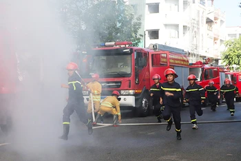 Lực lượng tham gia thực tập phương án chữa cháy và cứu nạn, cứu hộ.