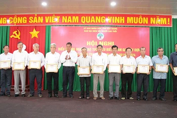 Ban đại diện Hội Người cao tuổi tỉnh Hậu Giang tặng giấy khen cho các cá nhân.