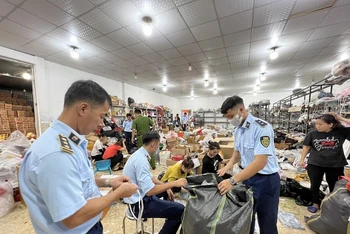Lực lượng quản lý thị trường kiểm tra một cửa hàng kinh doanh lớn trên địa bàn tỉnh Tuyên Quang.