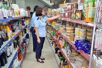 Lực lượng quản lý thị trường tỉnh Thái Nguyên kiểm tra, kiểm soát hàng hóa.