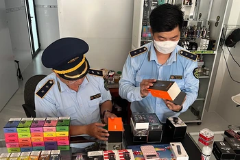 Lực lượng quản lý thị trường tỉnh Đồng Tháp xử lý vi phạm tại một cửa hàng kinh doanh thuốc lá điện tử trên địa bàn. 