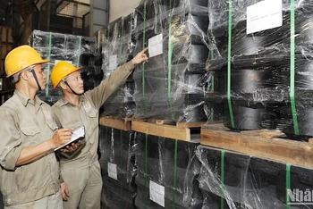 Công nhân Công ty TNHH Sản xuất-Thương mại Điện Nam (Hải Phòng) kiểm tra vỏ mô-tơ điện trước khi xuất xưởng. (Ảnh: TRẦN HẢI)